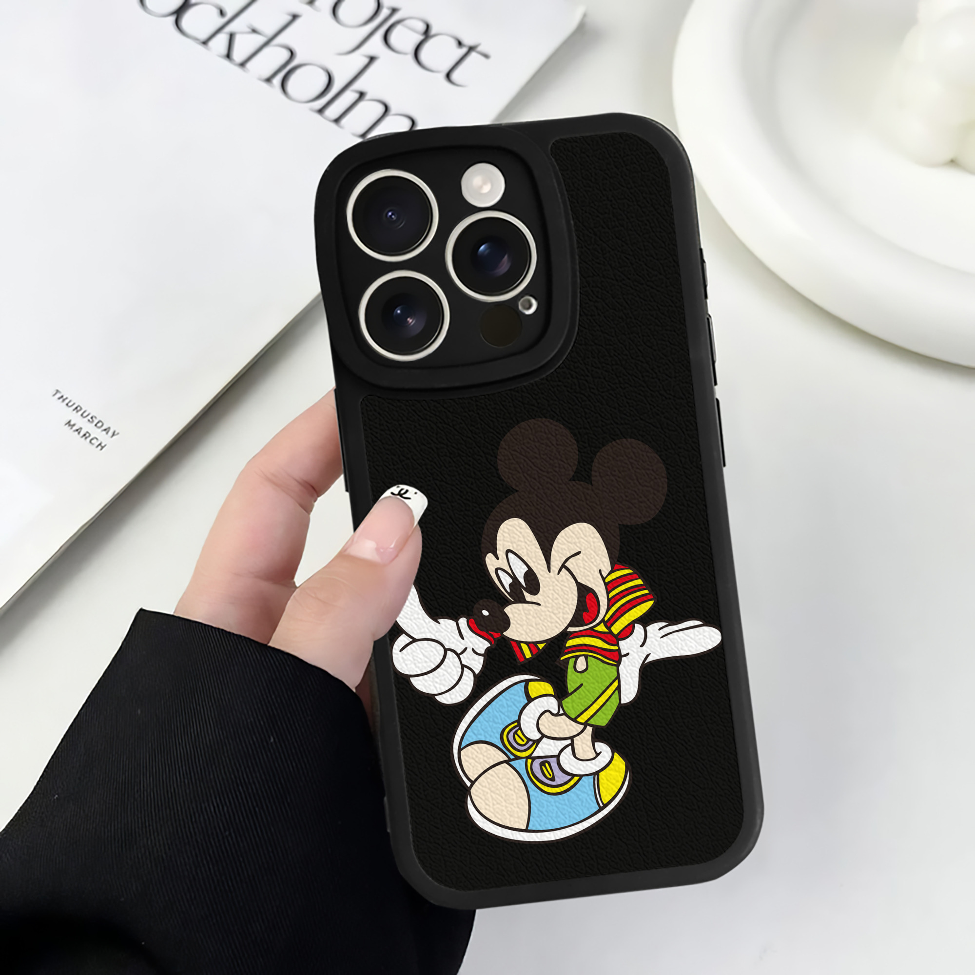 （画像用） ミッキーマウス Mickey Mouse 【iPhone 16シリーズ対応】シリコンスマホケース（レザー調） 材質：シリコン